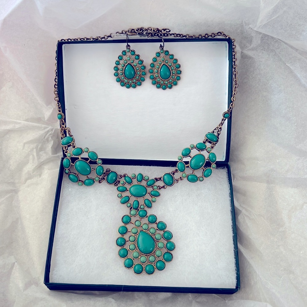 Costume Jewelry Necklace & Earring Set